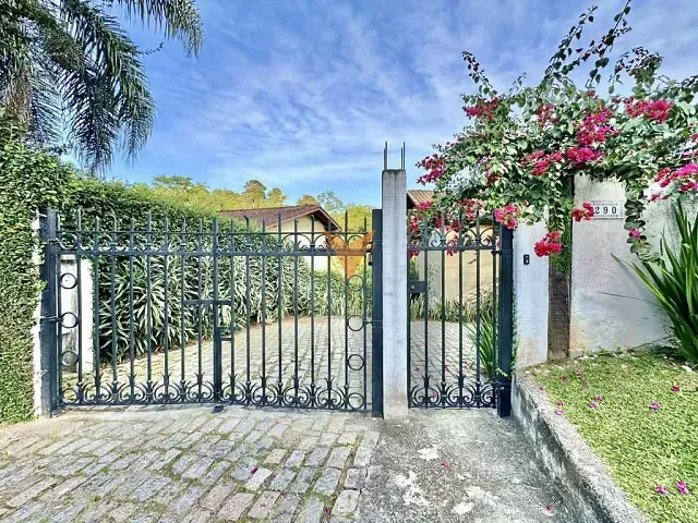 Casa com 1020m² 3 quartos e 4 banheiros, à venda ou para alugar, no bairro Chácara dos Lagos em Carapicuíba