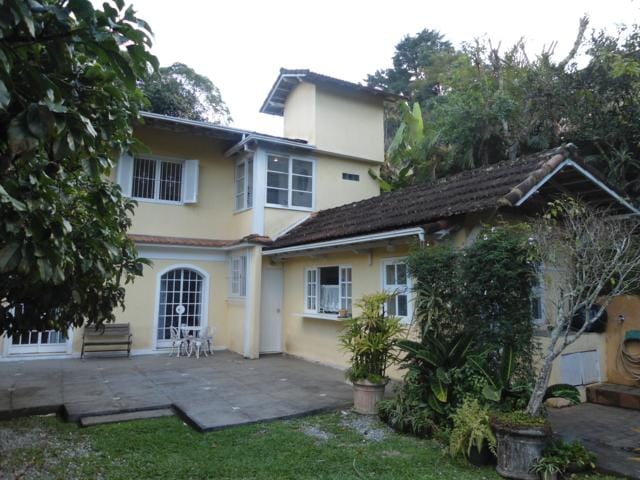 Casa com 1600m², à venda, no bairro Valparaíso em Petrópolis