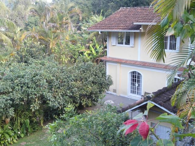 Casa com 1600m², à venda, no bairro Valparaíso em Petrópolis