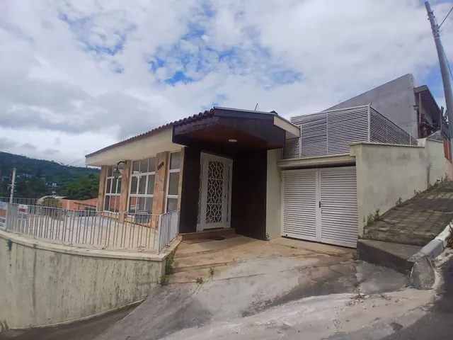 Casa com 254m² 3 quartos e 3 banheiros, à venda ou para alugar, no bairro Jardim Mantiqueira em Águas da Prata