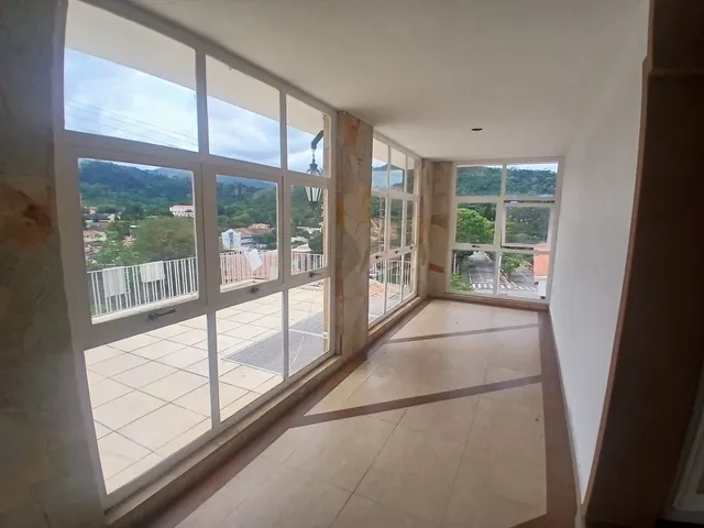 Casa com 254m² 3 quartos e 3 banheiros, à venda ou para alugar, no bairro Jardim Mantiqueira em Águas da Prata