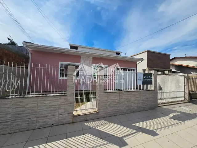 Casa 4 quartos e 3 banheiros, para alugar, no bairro Madri em Palhoça
