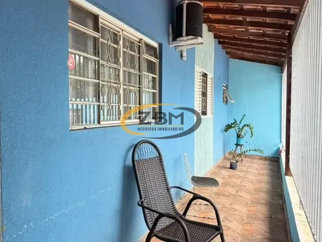 Casa com 250m² 3 quartos e 2 banheiros, para alugar, no bairro Jardim São Francisco de Assis em Londrina