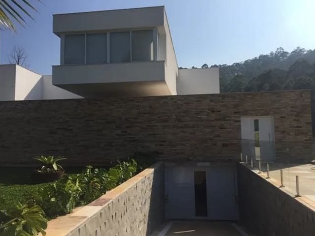 Casa com 1900m² 4 quartos e 5 banheiros, à venda, no bairro Tamboré em Barueri