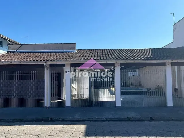 Casa com 420m² 4 quartos e 2 banheiros, à venda, no bairro Sumaré em Caraguatatuba