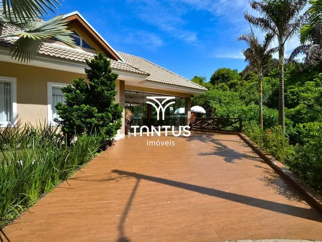 Casa 3 quartos e 4 banheiros, para alugar, no bairro Santa Cândida em Curitiba