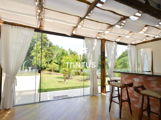 Casa 3 quartos e 4 banheiros, para alugar, no bairro Santa Cândida em Curitiba