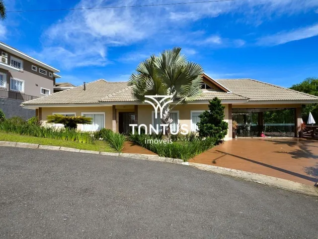 Casa 3 quartos e 4 banheiros, para alugar, no bairro Santa Cândida em Curitiba