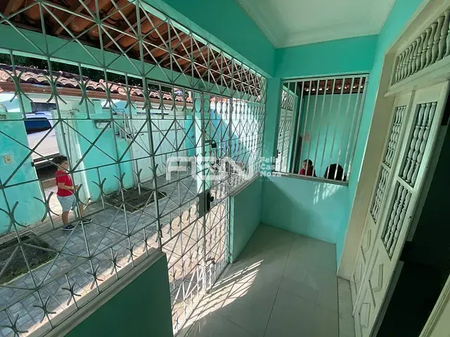 Casa com 300m² 3 quartos e 3 banheiros, à venda ou para alugar, no bairro Alto da Cruz em Camaçari