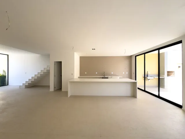 Casa com 305m² 4 quartos e 6 banheiros, à venda, no bairro Recreio dos Bandeirantes em Rio de Janeiro