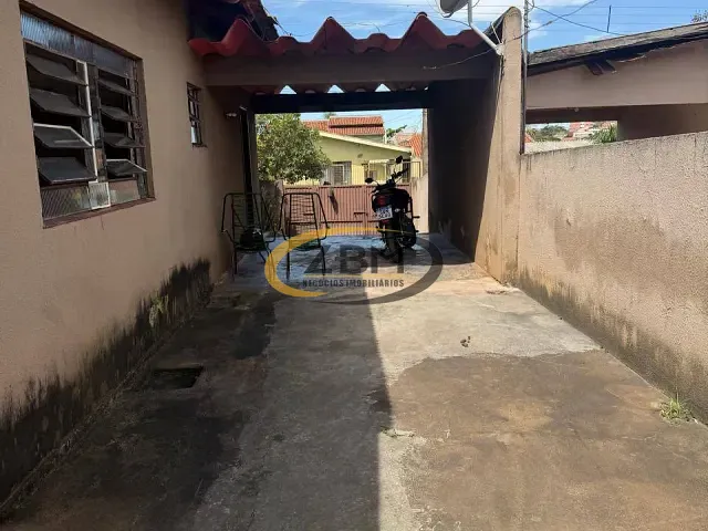 Casa com 456m² 3 quartos e 1 banheiro, à venda, no bairro Vila Santa Terezinha em Londrina