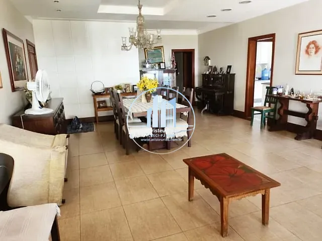 Casa com 900m² 4 quartos e 3 banheiros, à venda ou para alugar, no bairro Fátima I em Pouso Alegre