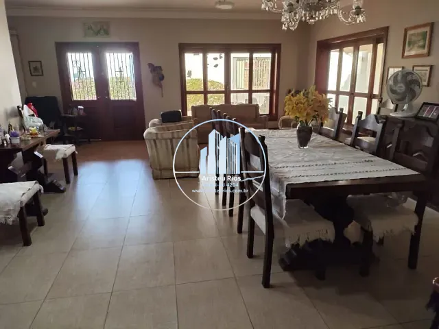 Casa com 900m² 4 quartos e 3 banheiros, à venda ou para alugar, no bairro Fátima I em Pouso Alegre