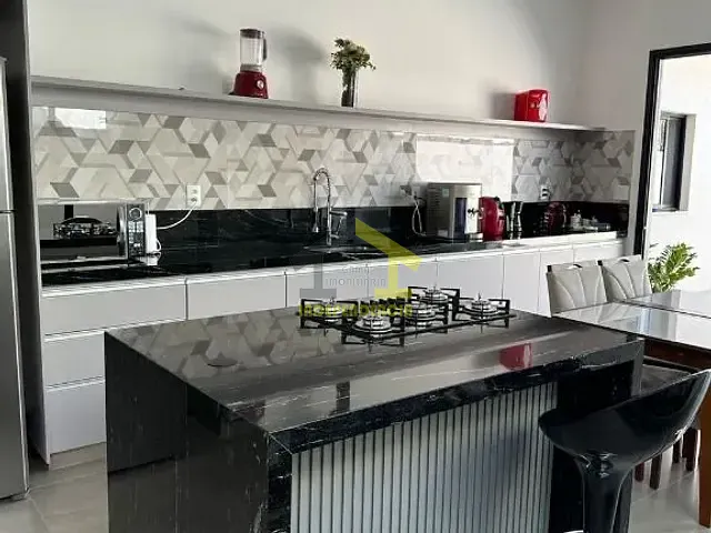 Casa com 260m², à venda, no bairro Parque do Varvito em Itu