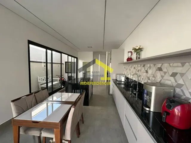 Casa com 260m², à venda, no bairro Parque do Varvito em Itu