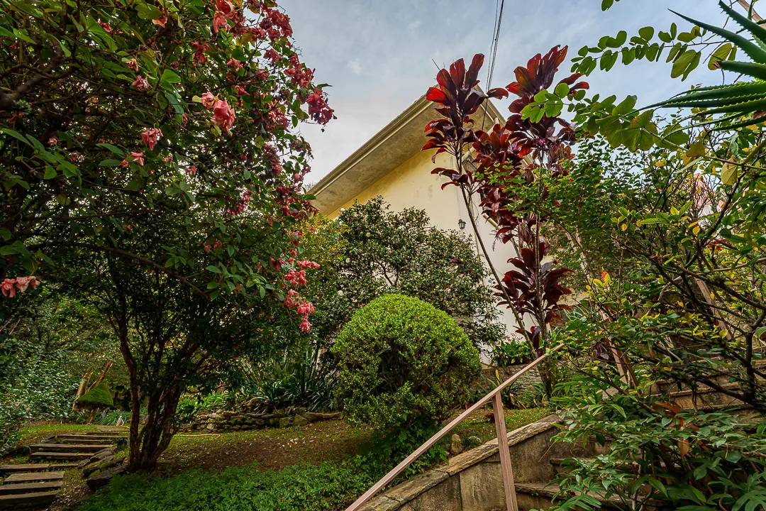 Casa para venda em Pacaembu com 3 quartos, sendo 1 suíte, 320m²