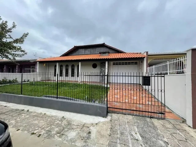 Casa com 300m² 5 quartos e 4 banheiros, para alugar, no bairro Cajuru em Curitiba