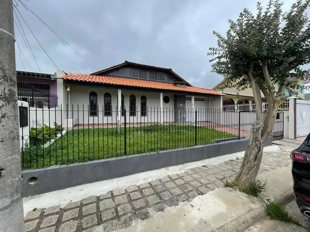 Casa com 300m² 5 quartos e 4 banheiros, para alugar, no bairro Cajuru em Curitiba