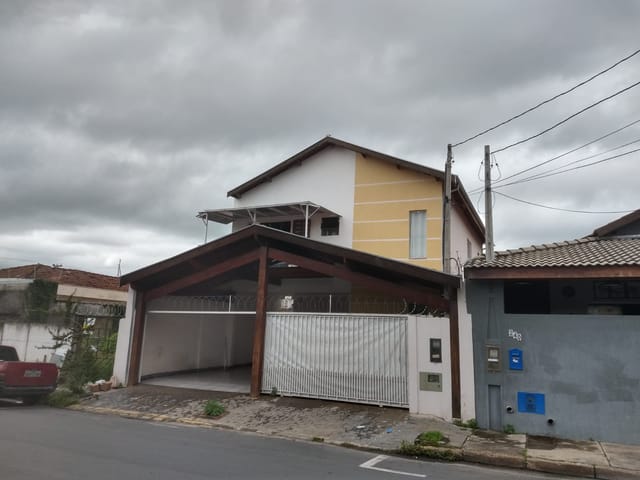 Casa com 300m² 5 quartos e 4 banheiros, à venda, no bairro São Benedito em Pindamonhangaba
