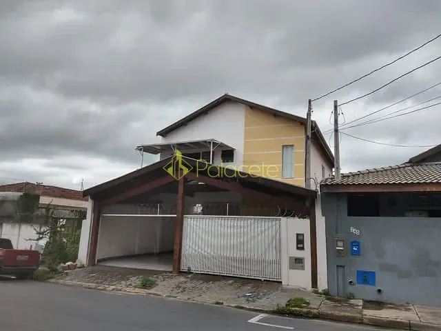 Casa com 300m² 5 quartos e 4 banheiros, à venda, no bairro São Benedito em Pindamonhangaba