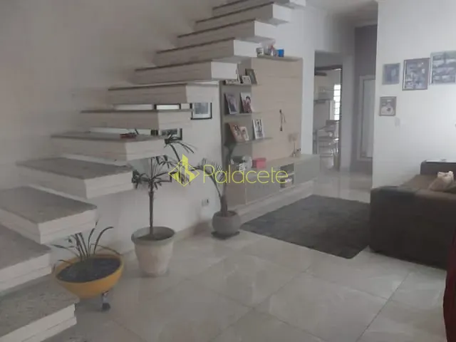Casa com 300m² 5 quartos e 4 banheiros, à venda, no bairro São Benedito em Pindamonhangaba