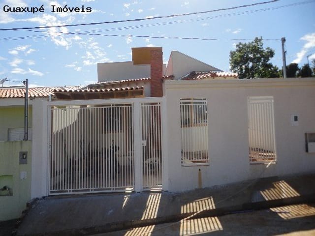 Foto do Casa - CASA LOCALIZADA NO BAIRRO MORADA DO SOL COM 3 DORMITÓRIOS SENDO UMA SUÍTE, SALA AMPLA COM LAREIRA, SALA PEQUENA, JARDIM DE INVERNO, COZINHA E GARAGEM PARA DOIS AUTOMÓVEIS. COM ACABAMENTO EM PORCELANATO, BLINDEX E MADEIRA. | Guaxupé Imóveis Ltda