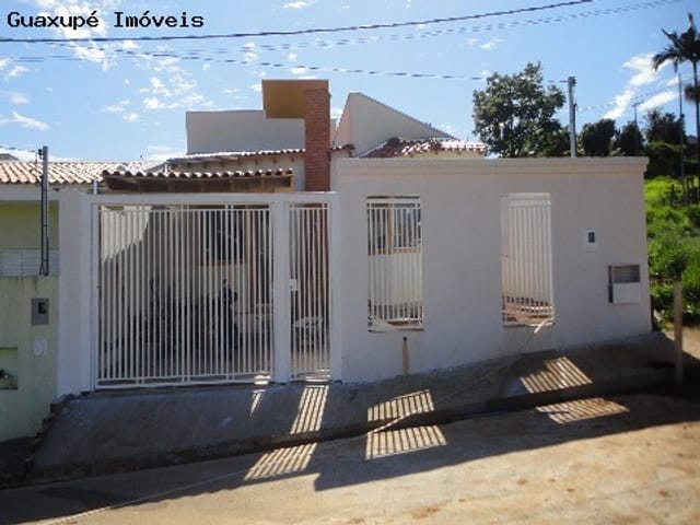 Foto do Casa - CASA LOCALIZADA NO BAIRRO MORADA DO SOL COM 3 DORMITÓRIOS SENDO UMA SUÍTE, SALA AMPLA COM LAREIRA, SALA PEQUENA, JARDIM DE INVERNO, COZINHA E GARAGEM PARA DOIS AUTOMÓVEIS. COM ACABAMENTO EM PORCELANATO, BLINDEX E MADEIRA. | Guaxupé Imóveis Ltda
