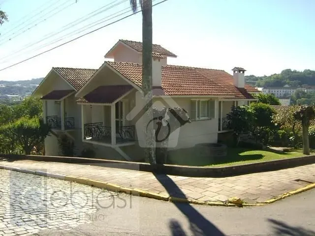 Casa 3 quartos e 2 banheiros, à venda, no bairro centro em Garibaldi