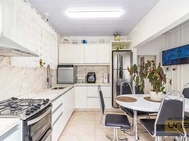 Casa com 488m² 4 quartos e 3 banheiros, para alugar, no bairro Guabirotuba em Curitiba