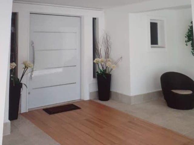 Casa com 450m² 4 quartos e 5 banheiros, para alugar, no bairro Residencial das Estrelas em Barueri