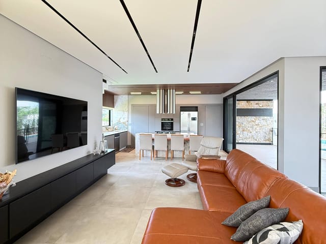 Casa com 421m² 4 quartos e 6 banheiros, à venda, no bairro Jardim Carvalho em Ponta Grossa
