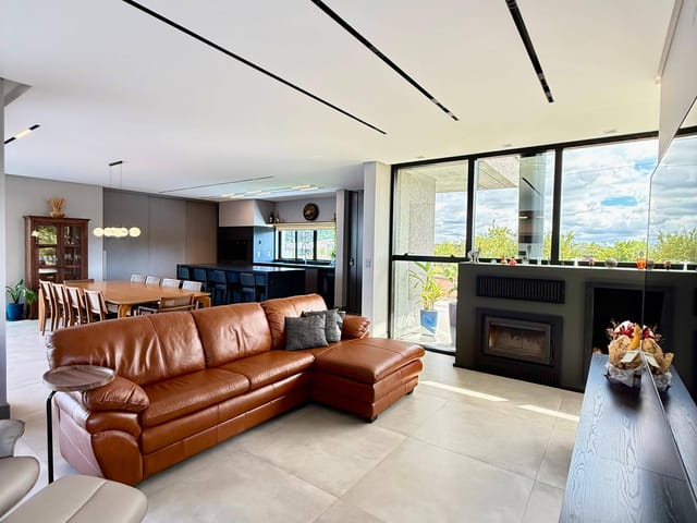 Casa com 421m² 4 quartos e 6 banheiros, à venda, no bairro Jardim Carvalho em Ponta Grossa