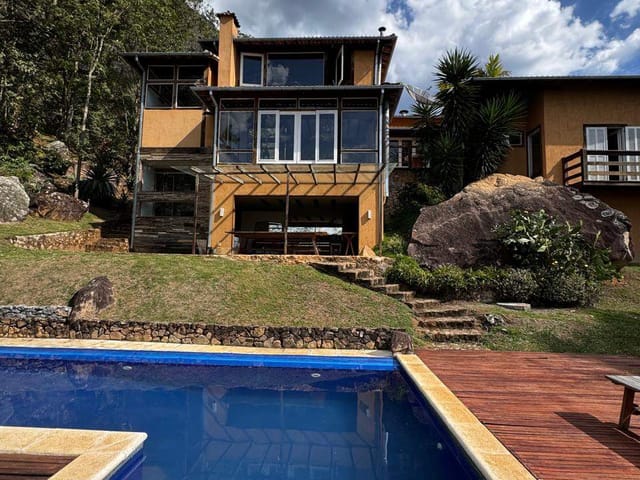 Casa 5 quartos e 1 banheiro, à venda, no bairro Samambaia em Petrópolis
