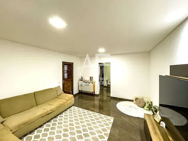 Casa com 300m² 4 quartos e 2 banheiros, à venda, no bairro Jardim Independência em Taubaté