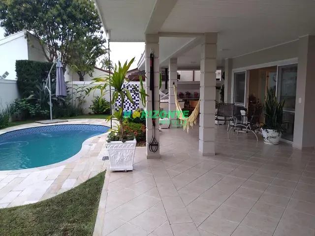 Casa com 405m² 4 quartos e 2 banheiros, à venda ou para alugar, no bairro Urbanova em São José dos Campos