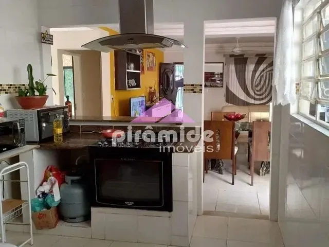 Casa com 253m² 3 quartos e 2 banheiros, à venda, no bairro Conjunto Residencial Vale dos Pinheiros em São José Dos Campos