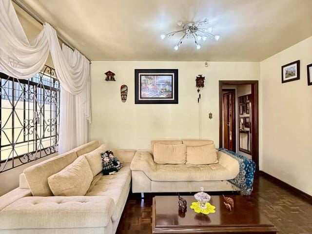 Casa com 251m² 4 quartos e 5 banheiros, à venda, no bairro Jardim Carvalho em Ponta Grossa
