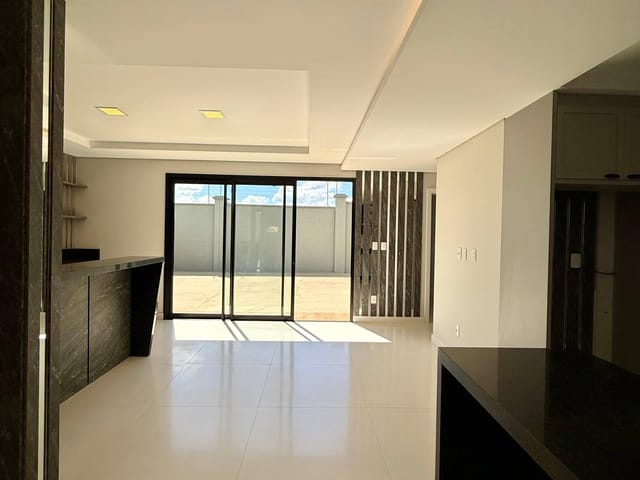 Casa com 232m² 4 quartos e 5 banheiros, à venda, no bairro Jardim Carvalho em Ponta Grossa