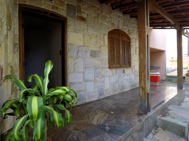 Foto do Casa - Casa Colonial à venda com 04 Quartos sendo 01 com  Suíte e 03 Vagas no Bairro Planalto em Belo Horizonte, MG | Deltalar Imóveis