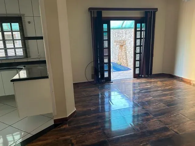 Casa com 250m² 4 quartos e 4 banheiros, à venda, no bairro Vila Jacobelli em Guaratinguetá