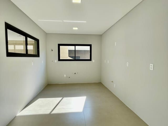 Casa com 255m² 3 quartos e 5 banheiros, à venda, no bairro Colônia Dona Luíza em Ponta Grossa