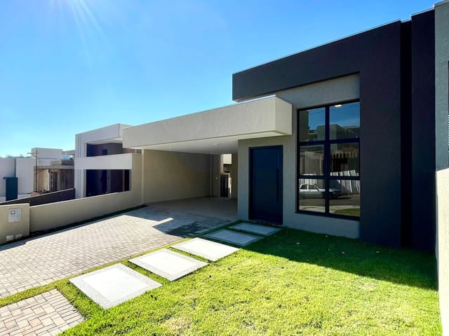Casa com 255m² 3 quartos e 5 banheiros, à venda, no bairro Colônia Dona Luíza em Ponta Grossa