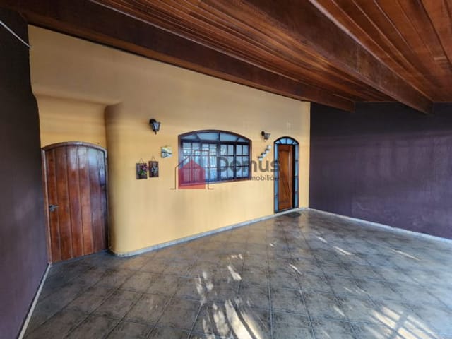 Casa com 175m² 4 quartos e 2 banheiros, à venda, no bairro Jardim Santa Luzia em Pindamonhangaba