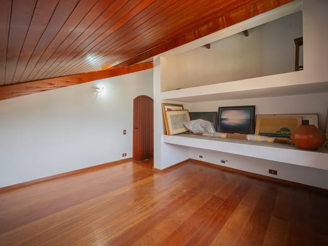 Casa 5 quartos e 9 banheiros, à venda ou para alugar, no bairro Recanto Impla em Carapicuíba