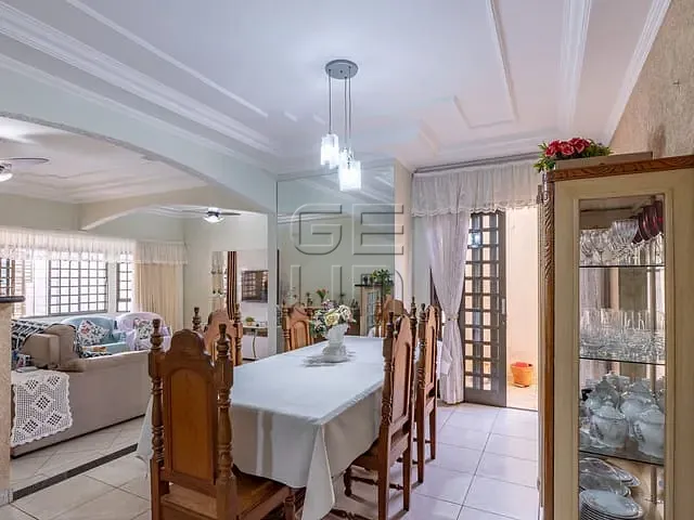 Casa com 512m² 4 quartos e 5 banheiros, à venda, no bairro Aeroporto em Londrina