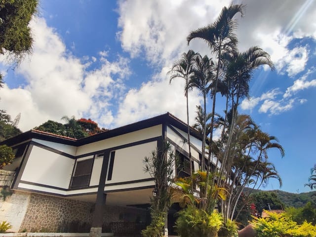 Casa com 5764m², para alugar, no bairro Nogueira em Petrópolis