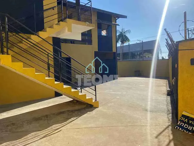 Casa 5 quartos e 3 banheiros, à venda, no bairro Vila São Carlos em Taubaté