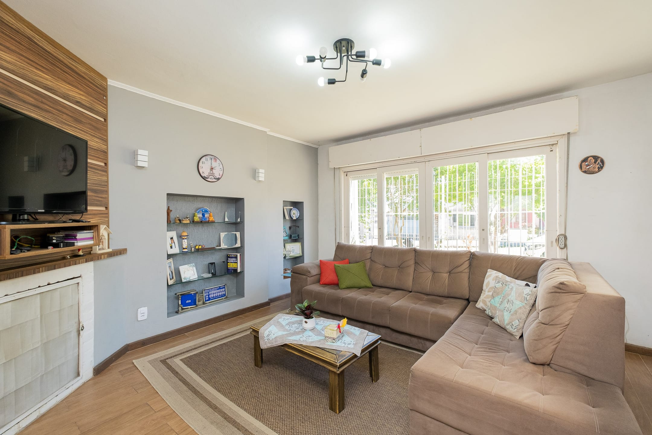 Casa à venda no Centro de Pelotas – 240 m², 4 quartos (sendo 1 suítes), lareira, área gourmet com piscina, churrasqueira e jardim.