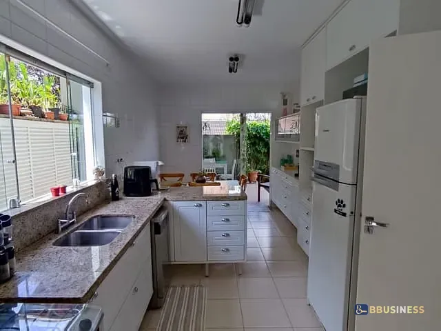 Casa com 528m² 4 quartos e 3 banheiros, à venda, no bairro Chácara das Paineiras em Carapicuíba