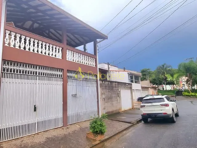 Sobrado com 175m² 3 quartos e 2 banheiros, à venda, no bairro Santa Terezinha em Aparecida